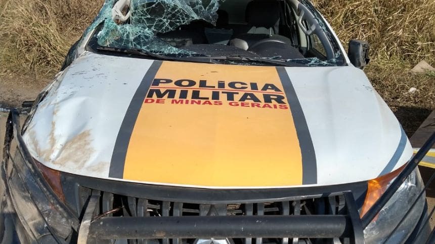 Durante atendimento de ocorrência de acidente, condutor de viatura policial perde controle da direção do veículo na MG-050