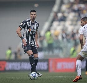 Capit&atilde;o do Atl&eacute;tico celebra bom momento pessoal em campo.
