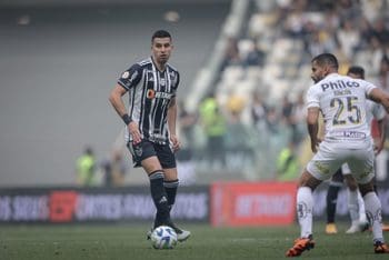 Capit&atilde;o do Atl&eacute;tico celebra bom momento pessoal em campo.