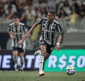 No Galo, em sua melhor sequencia, Pedrinho se firma como titular.
