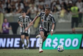 No Galo, em sua melhor sequencia, Pedrinho se firma como titular.