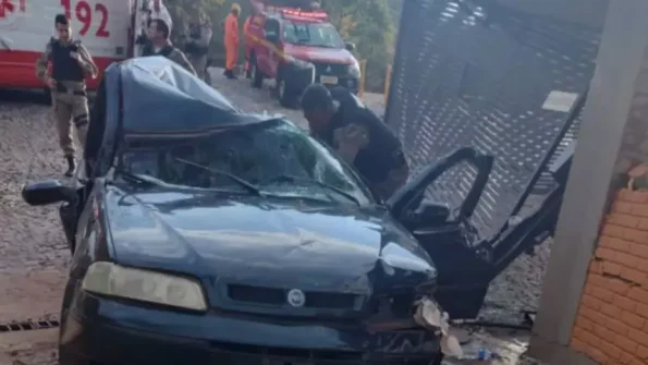 Carro capota na MG-431 e acerta guarita de condomínio