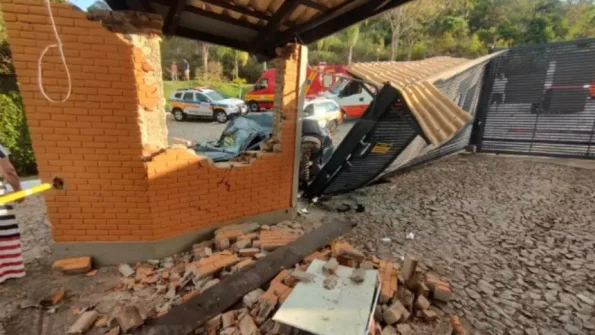 Carro capota na MG-431 em Ita&uacute;na e atinge guarita de condom&iacute;nio
