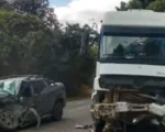 Caminhonete colide com carreta na MG-429 entre Lagoa da Prata e Santo Ant&ocirc;nio do Monte e deixa motorista ferida