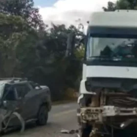 Caminhonete colide com carreta na MG-429 entre Lagoa da Prata e Santo Antônio do Monte e deixa motorista ferida