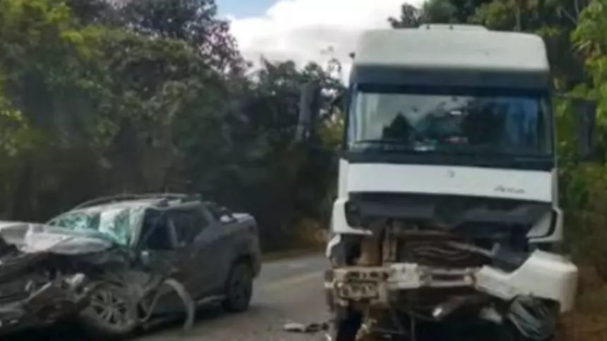 Caminhonete colide com carreta na MG-429 entre Lagoa da Prata e Santo Antônio do Monte e deixa motorista ferida