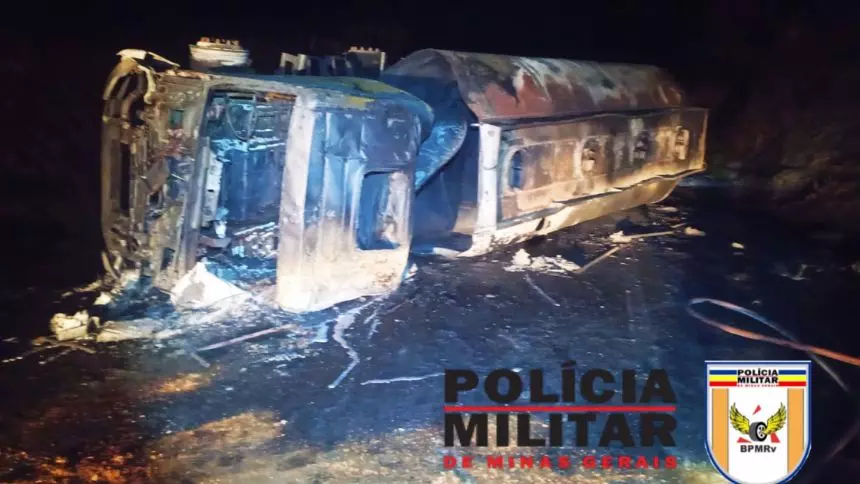 Caminhão com 20 mil litros de diesel tomba na MG-431 em Pará de Minas