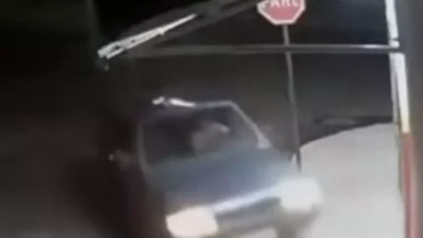 Pará de Minas: Carro desgovernado bate em açougue