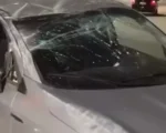 Carro bate em entulho na Rua Castro Alves em Divinópolis