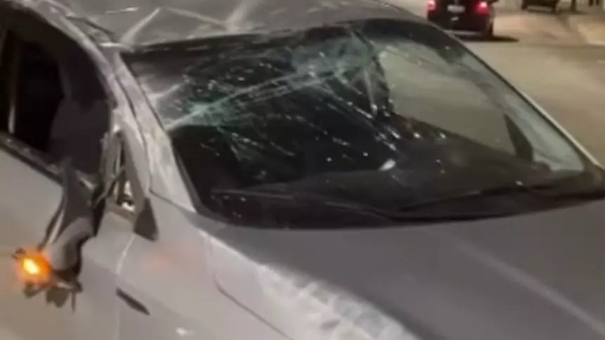 Carro bate em entulho na Rua Castro Alves em Divinópolis