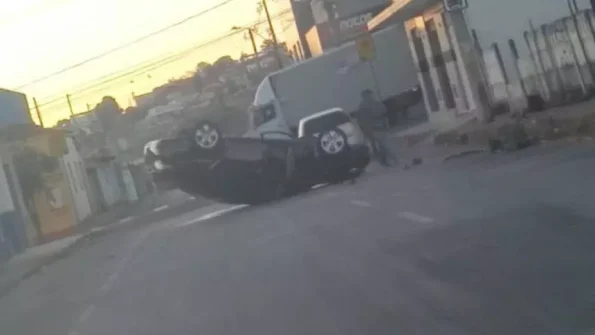 Carro capota no bairro Na&ccedil;&otilde;es em Divin&oacute;polis