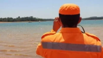 Bombeiros buscam por jovem que se afogou no Lago das Roseiras