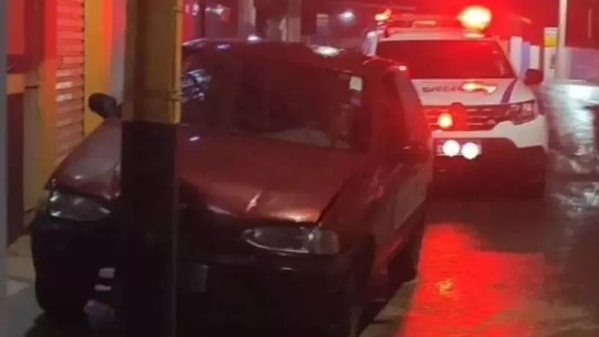 Em persegui&ccedil;&atilde;o policial ap&oacute;s furto, bandido salta de ve&iacute;culo em movimento e carro bate em poste