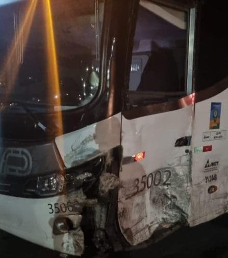 Acidente entre carro e ônibus deixa pessoa morta em Divinópolis
