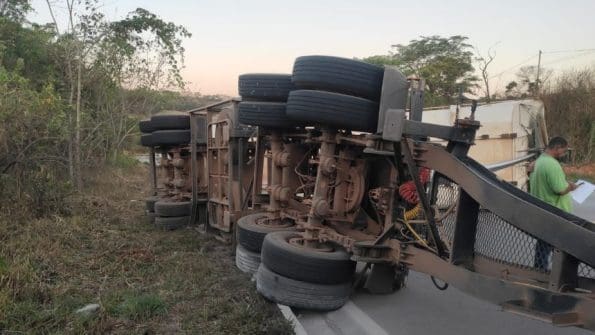 Carreta atinge caminhonete na BR-494 em Nova Serrana