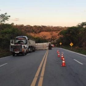 Carreta atinge caminhonete na BR-494 em Nova Serrana