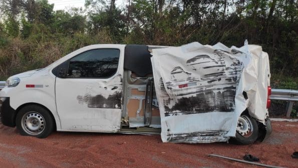 Carreta atinge caminhonete na BR-494 em Nova Serrana