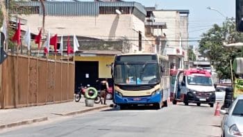 Motociclista quebra a perna em acidente com &ocirc;nibus no Niter&oacute;i