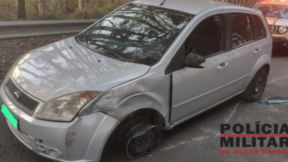 Batida de carros na BR-494 entre Divin&oacute;polis e Maril&acirc;ndia deixa dois feridos