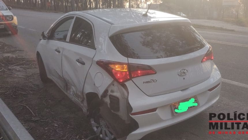Batida de carros na BR-494 entre Divinópolis e Marilândia deixa dois feridos
