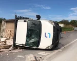 V&Iacute;DEO: Caminhonete tomba na MG-050 em Ita&uacute;na; populares socorrem motorista