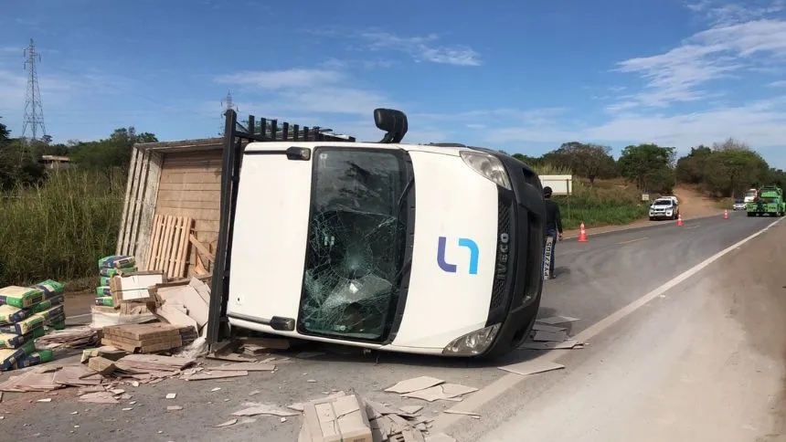 VÍDEO: Caminhonete tomba na MG-050 em Itaúna; populares socorrem motorista