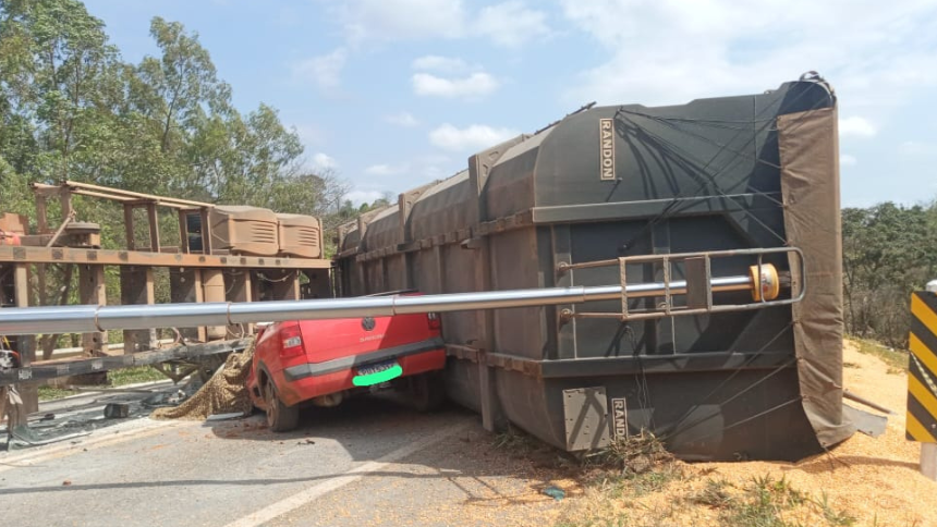 Acidente envolvendo carreta e caminhonete, em Formiga