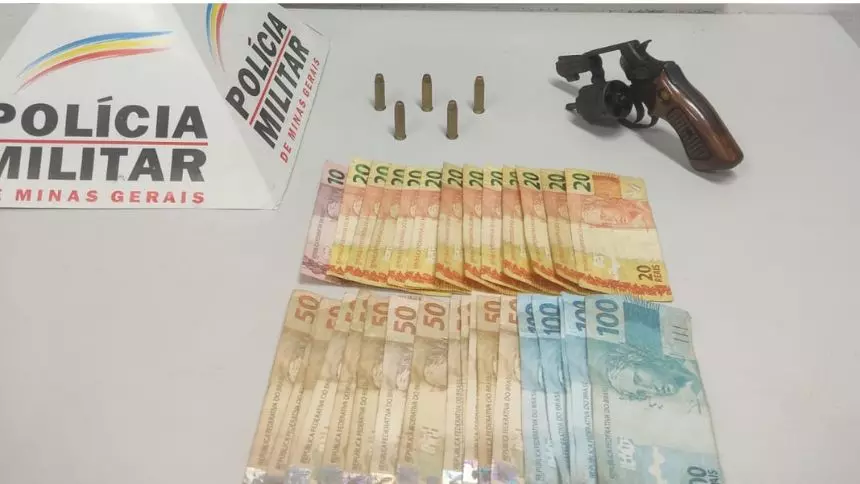 Ap&oacute;s persegui&ccedil;&atilde;o policial, jovem &eacute; preso com arma e mais de R$1 mil