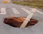 Os buracos da Copasa com a a&ccedil;&atilde;o da chuva se interligaram e formaram um t&uacute;nel no bairro Xavante em Divin&oacute;polis