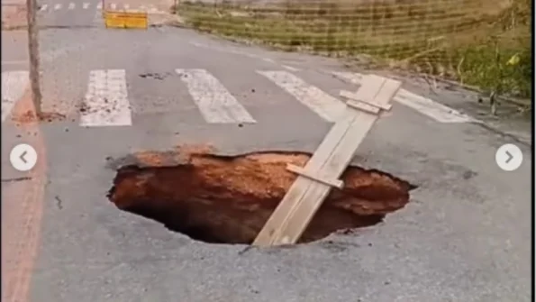 Os buracos da Copasa com a ação da chuva se interligaram e formaram um túnel no bairro Xavante em Divinópolis