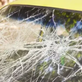 Motorista cai em blitz, fica revoltado ao saber que carro seria rebocado e 'destrói' o próprio veículo
