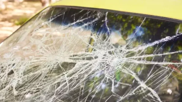 Motorista cai em blitz, fica revoltado ao saber que carro seria rebocado e 'destr&oacute;i' o pr&oacute;prio ve&iacute;culo