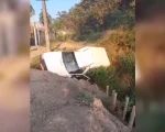 Carro cai em buraco no bairro Belvedere