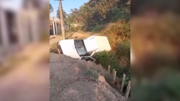 Carro cai em buraco no bairro Belvedere