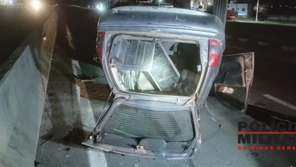 Motorista embriagado capota carro na mg-050