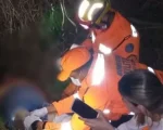 Carro capota na BR-494 em Oliveira e deixa homem ferido