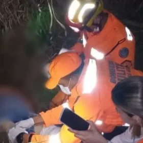 Carro capota na BR-494 em Oliveira e deixa homem ferido