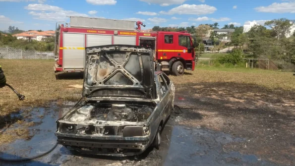 Bombeiros de Divinópolis Agem Rapidamente para Combater Incêndio em Veículo no Bairro Realengo