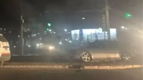 Ita&uacute;na: Carro fica preso em vala &agrave;s margens da linha f&eacute;rrea