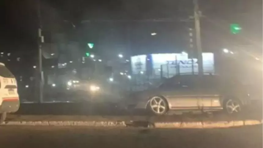 Itaúna: Carro fica preso em vala às margens da linha férrea