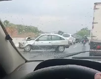 Engavetamento envolvendo cerca de 6 veículos na MG-050 em Divinópolis deixa trânsito lento