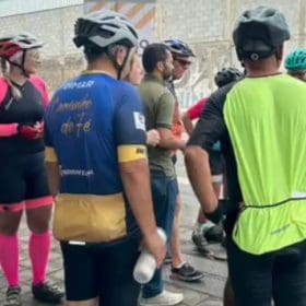 Ciclistas cobram soluções sobre ciclofaixa na rua Pitangui: "Tá um caos"