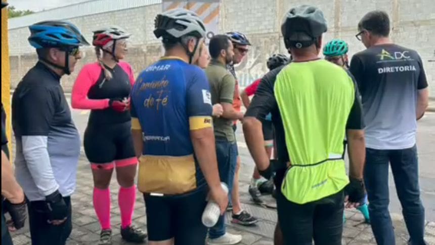 Ciclistas cobram soluções sobre ciclofaixa na rua Pitangui: "Tá um caos"