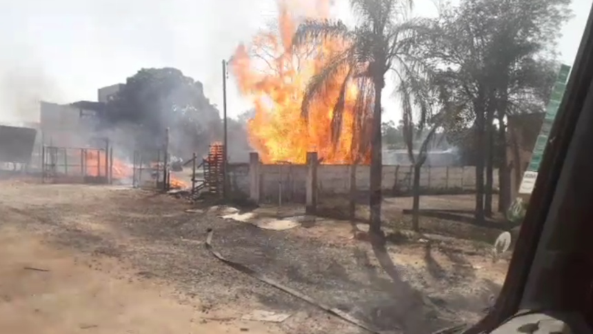 Depósito pega fogo no bairro Serra Verde
