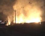 Bombeiros combatem incêndio às margens da estrada de Ermida