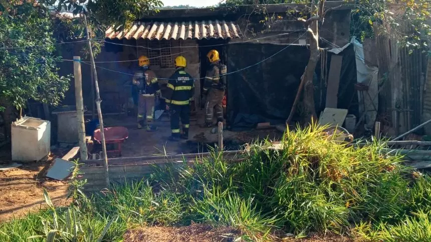 Corpo de Bombeiros combate incêndio no bairro Santa Lúcia