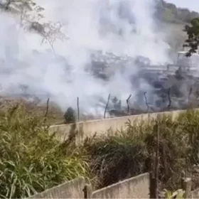 Moradora denuncia incêndio em vegetação no bairro São José