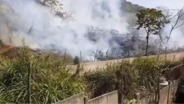 Moradora denuncia incêndio em vegetação no bairro São José