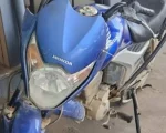 Motociclista fica gravemente ferido após colidir contra carro em Arcos