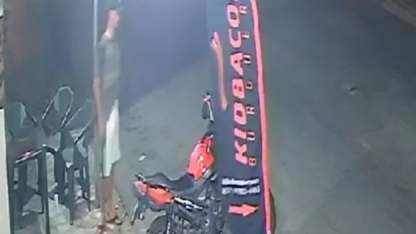 Câmeras de segurança flagram suspeito furtando motocicleta no Centro de Divinópolis